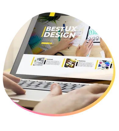 Persona trabajando en el diseño de UX en una laptop, representando la importancia del diseño web optimizado para mejorar la experiencia del usuario y el SEO.
